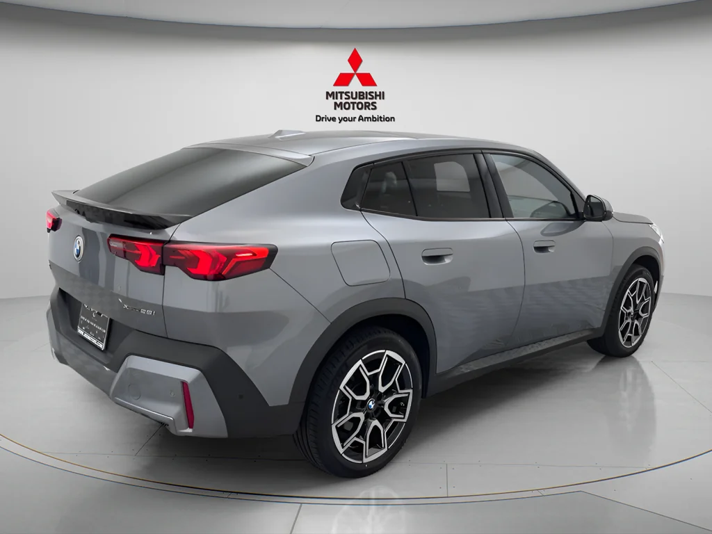 Used 2025 Gray Metallic BMW xDrive28i image 4