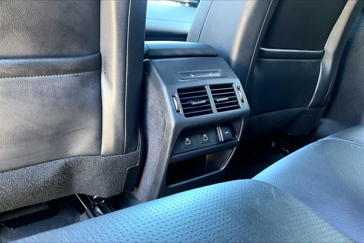 Used 2024 Silicon Silver Land Rover Dynamic SE image 36