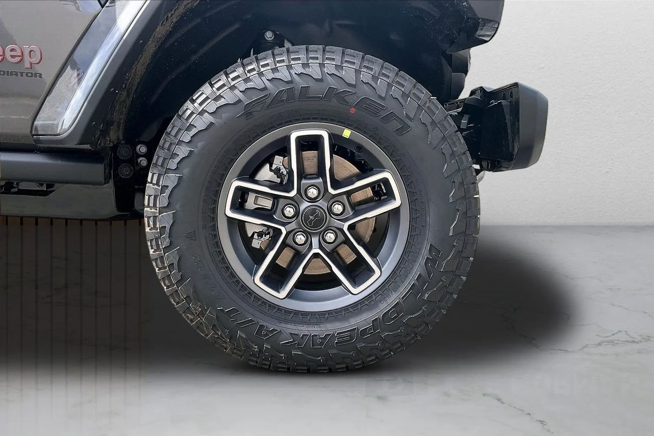 New 2026 Granite Crystal Metallic Clear-Coat Exterior Paint Jeep Mojave image 31