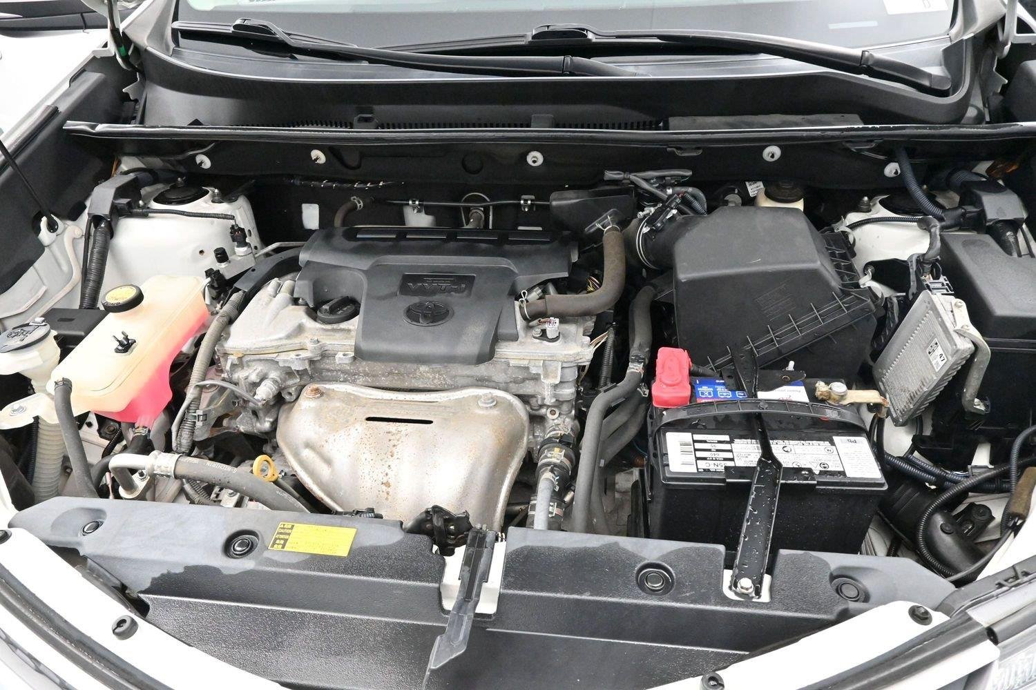 Used 2015 Super White Toyota XLE image 30