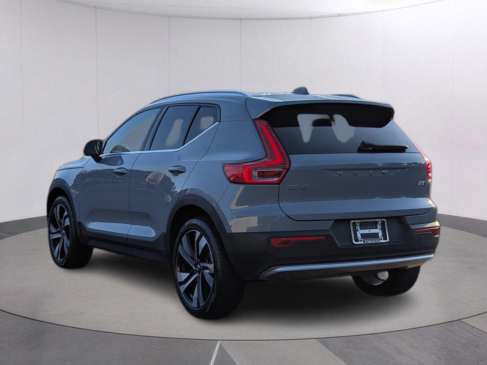 Used 2024 Vapor Grey Metallic Volvo Plus Bright Theme image 3