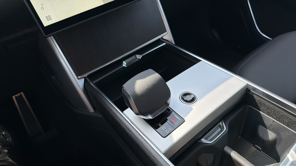 New 2026 Fuji White Land Rover SE image 21