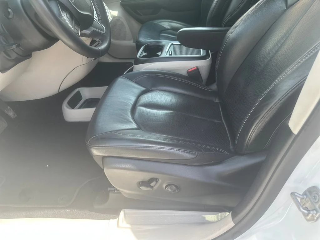 Used 2022 White Chrysler Touring L image 9