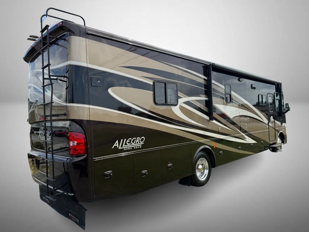 Used 2014  Tiffin  image 3