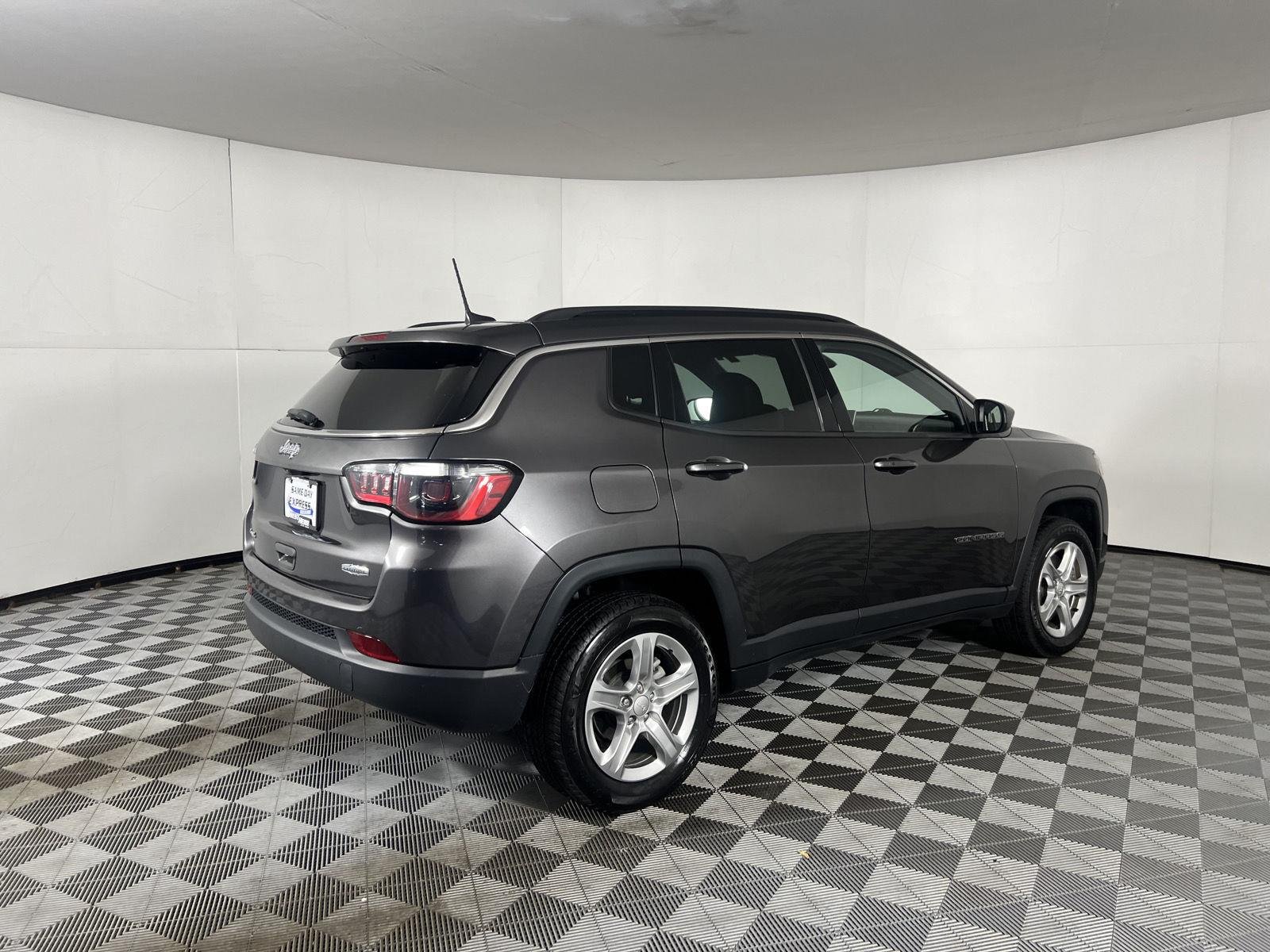Certified Used 2023 Granite Crystal Metallic Clearcoat Jeep Latitude image 9