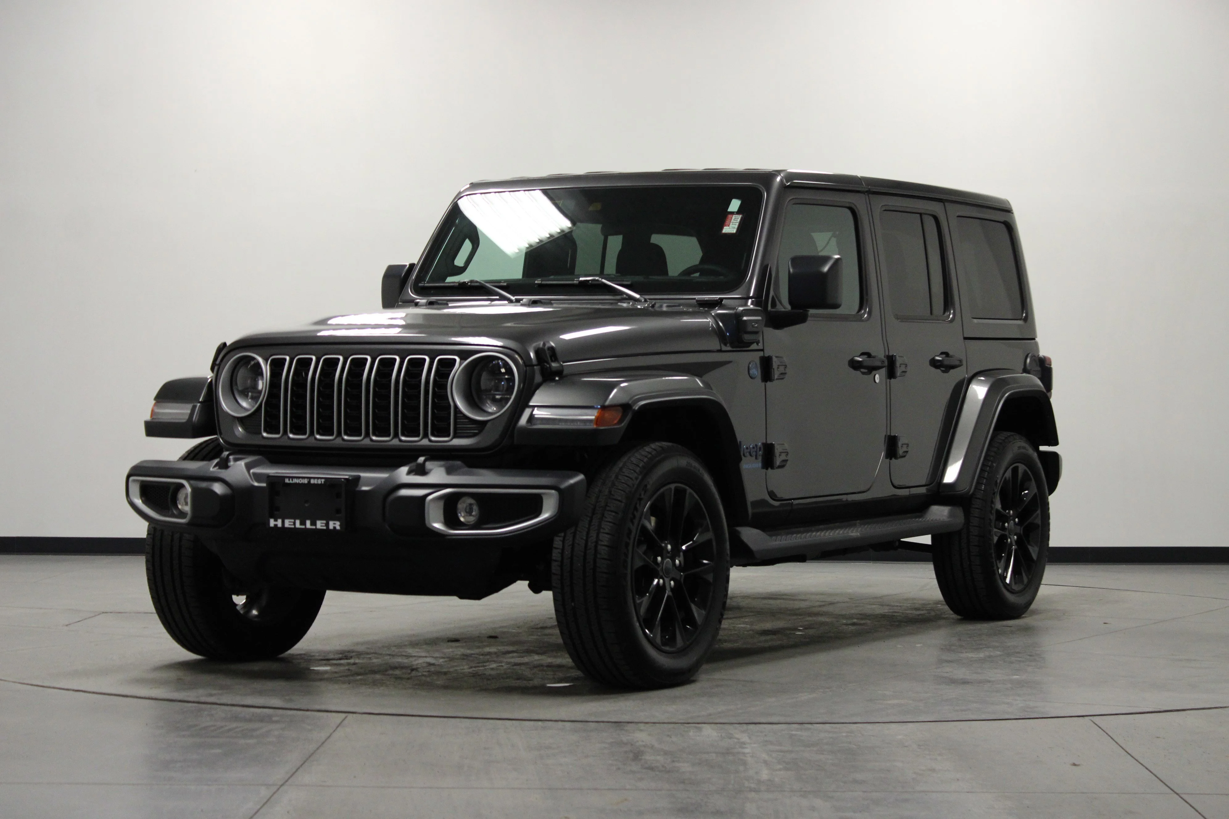 Used 2025 Granite Crystal Metallic Clearcoat Jeep Sahara image 8