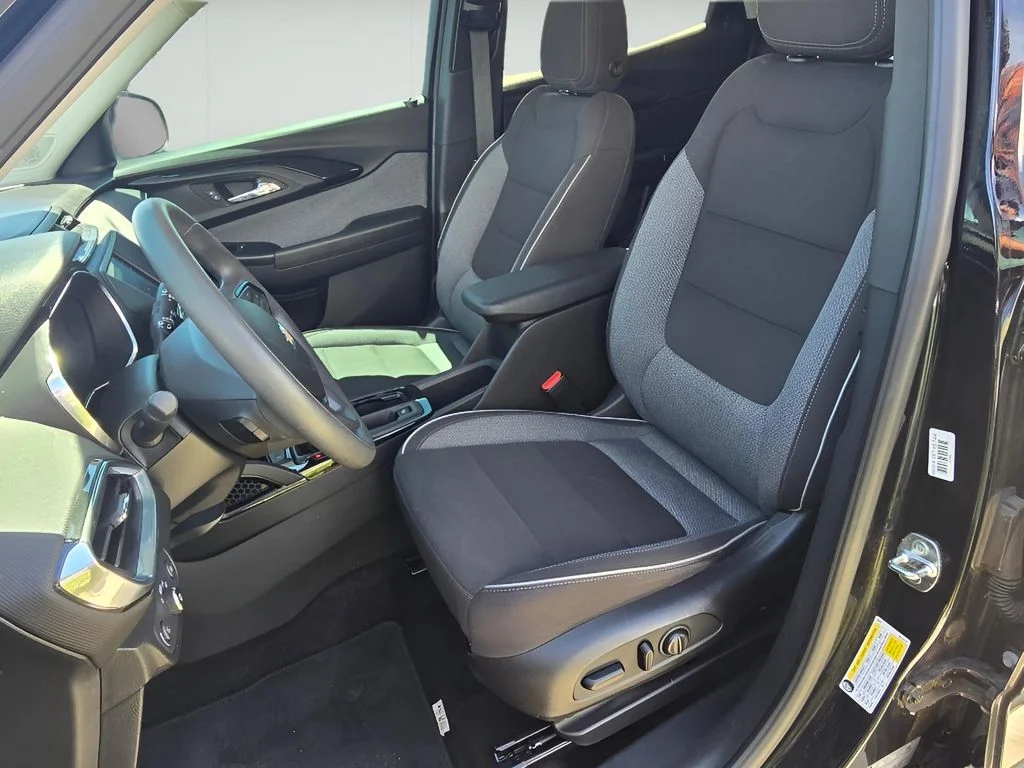 Used 2021 Mosaic Black Metallic Chevrolet LT image 25