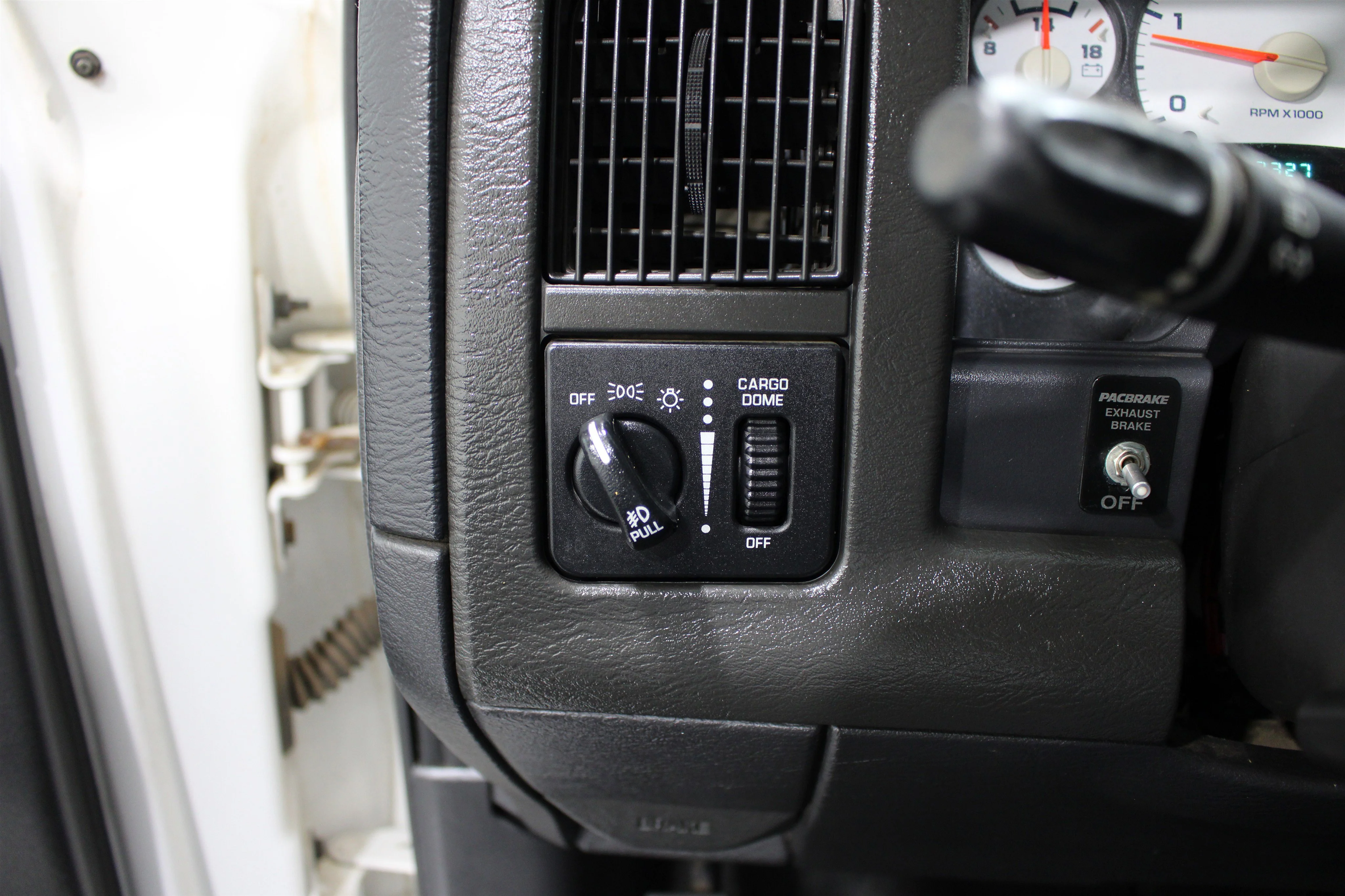 Used 2005 Bright White Dodge SLT image 8