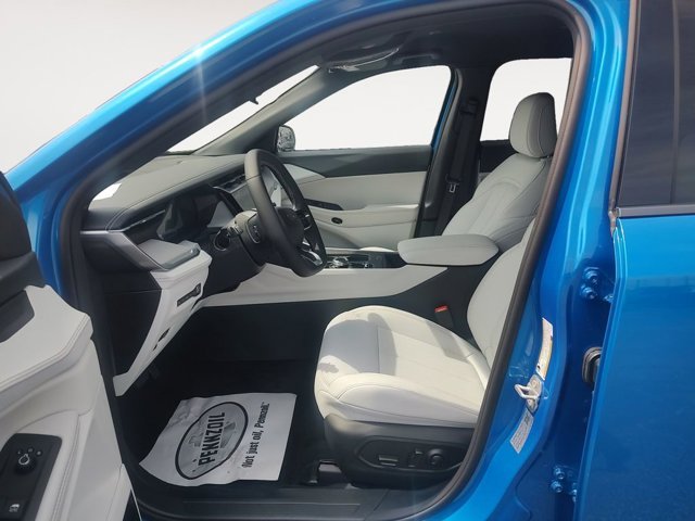 New 2026 Hydro Blue Pearl-Coat Exterior Paint Jeep Limited image 9