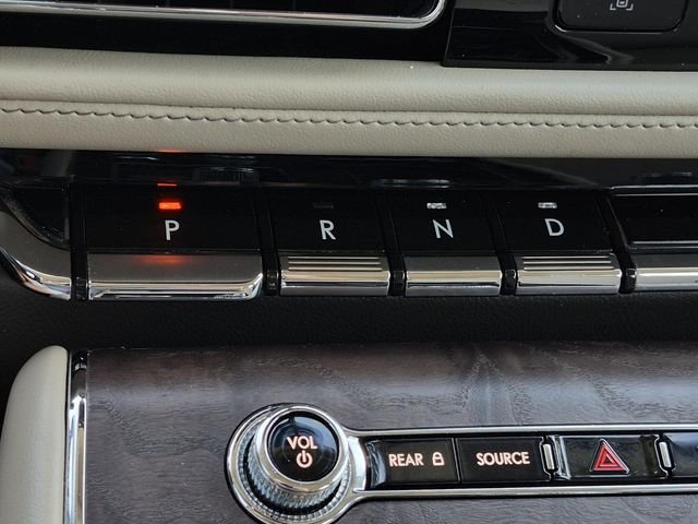 Used 2020 Black Metallic Lincoln Grand Touring image 31