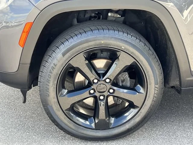 Used 2024 Gray Jeep Altitude image 8