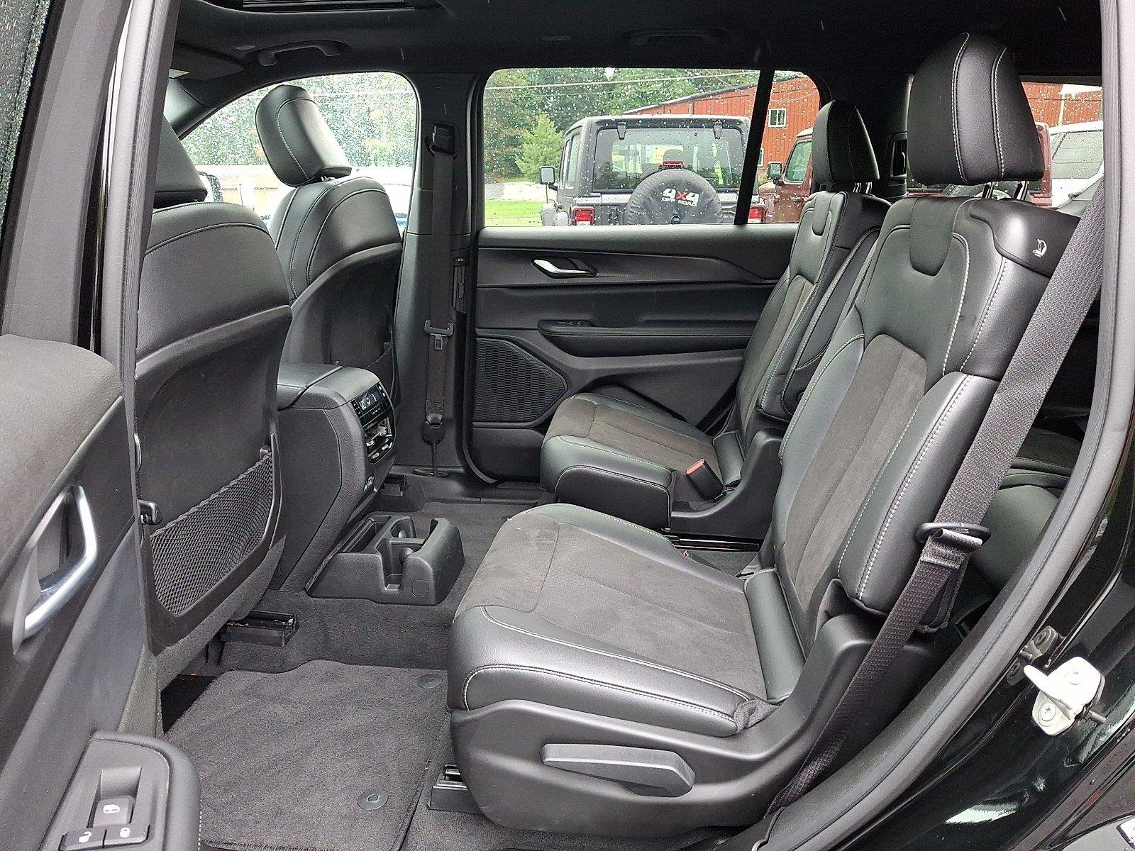 Used 2023 Diamond Black Crystal Pearlcoat Jeep Altitude X image 10