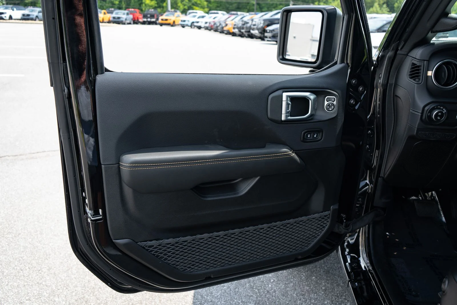 New 2026 Black Clear-Coat Exterior Paint Jeep Sahara image 16