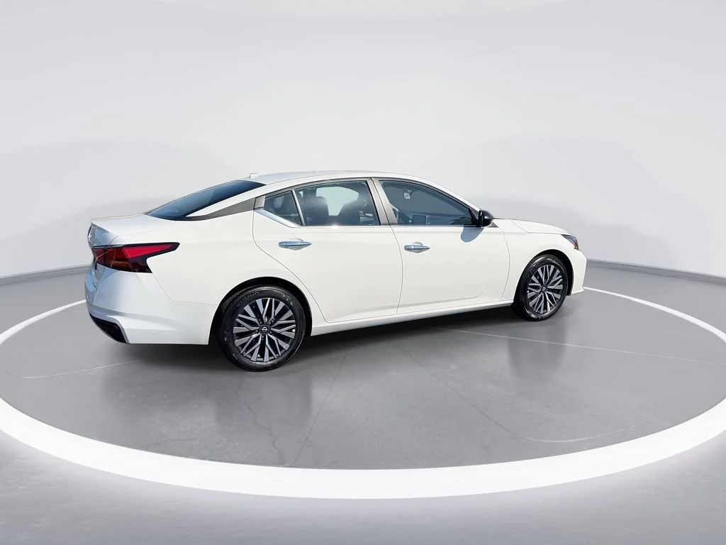 Used 2025 White Nissan 2.5 SV image 8