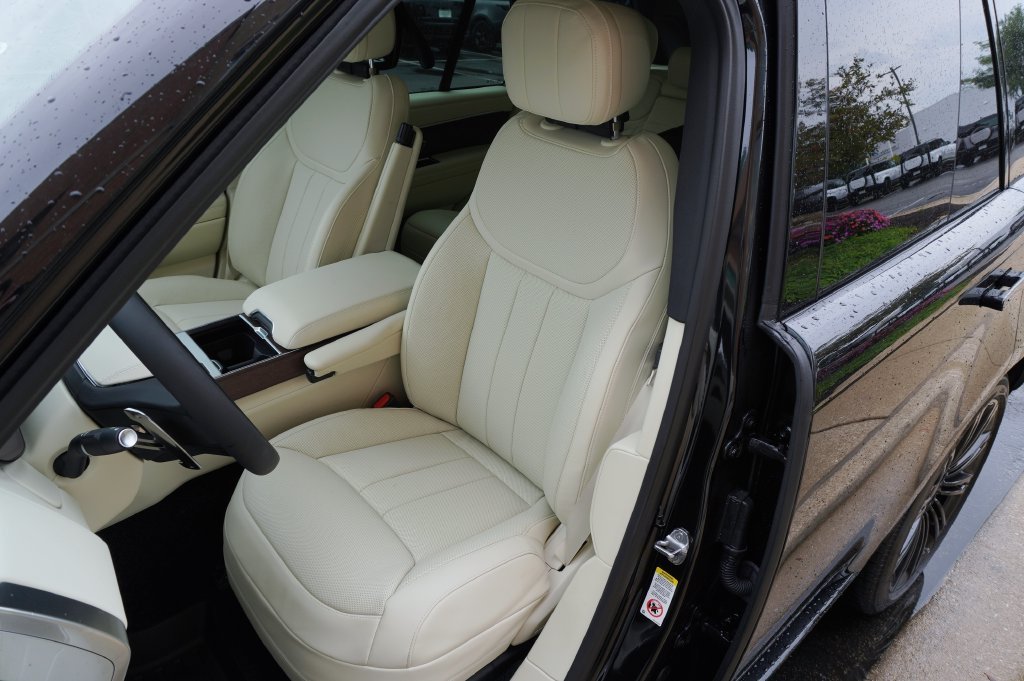 New 2026 Santorini Black Land Rover SE image 13