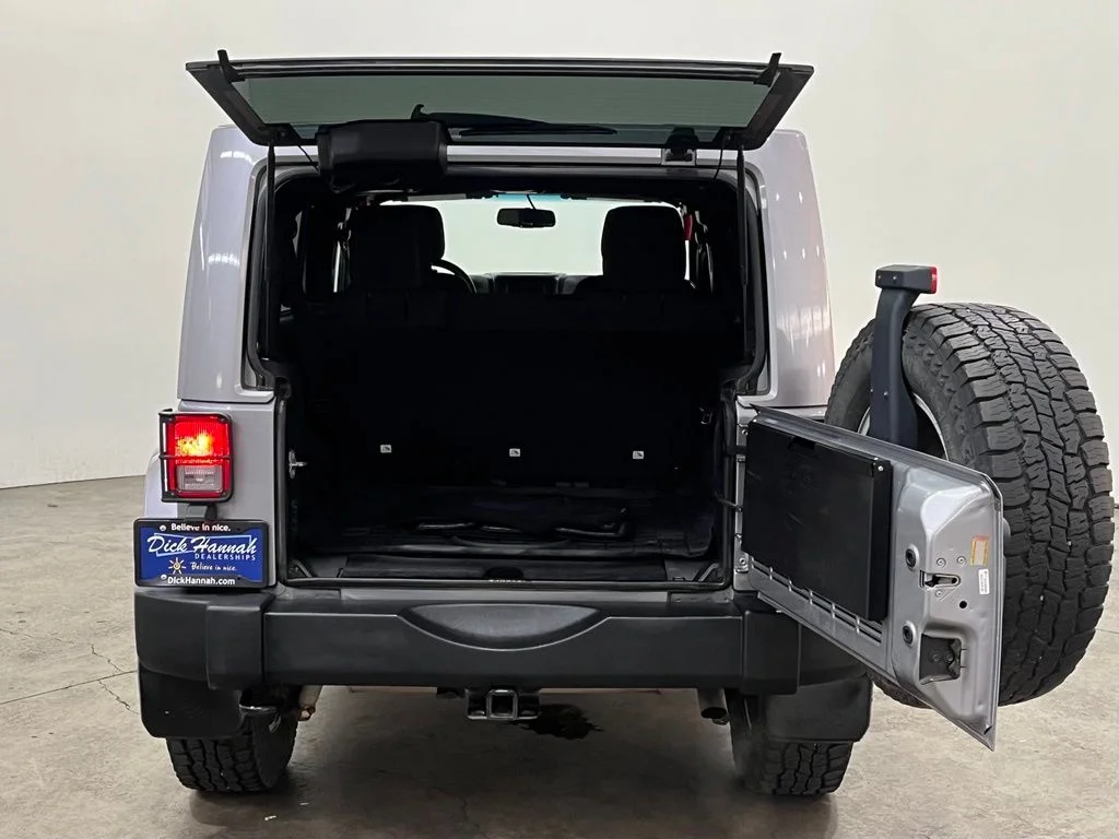 Used 2015 Silver Jeep Unlimited Rubicon image 12