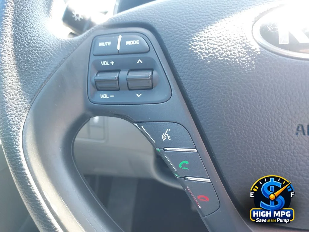 Used 2017 White Kia LX image 22