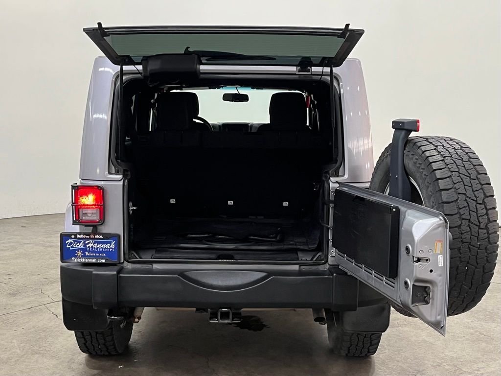 Used 2015 Silver Jeep Unlimited Rubicon image 12