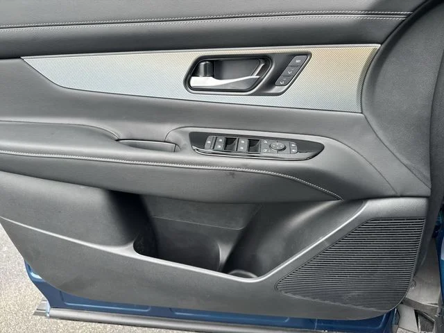 Used 2026 Blue Nissan SL image 27
