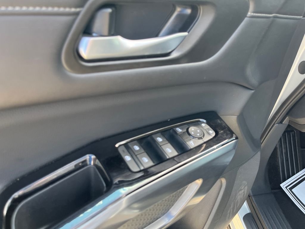 Used 2023 Silver Nissan SL image 10