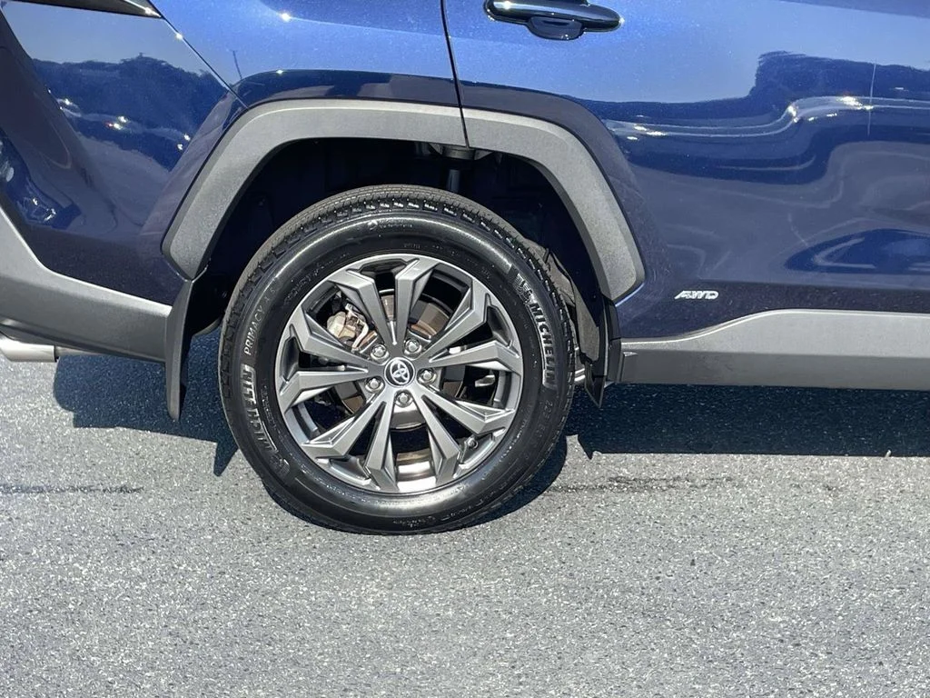 Certified Used 2024  Toyota XLE Premium image 9