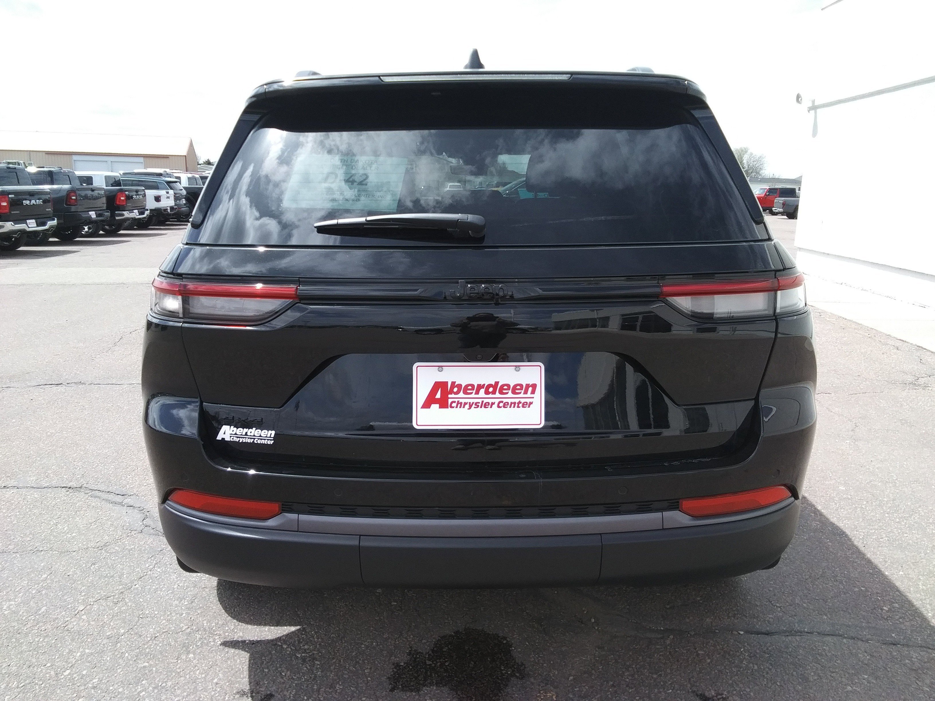 New 2026 Diamond Black Crystal Pearl-Coat Exterior Paint Jeep Altitude image 6