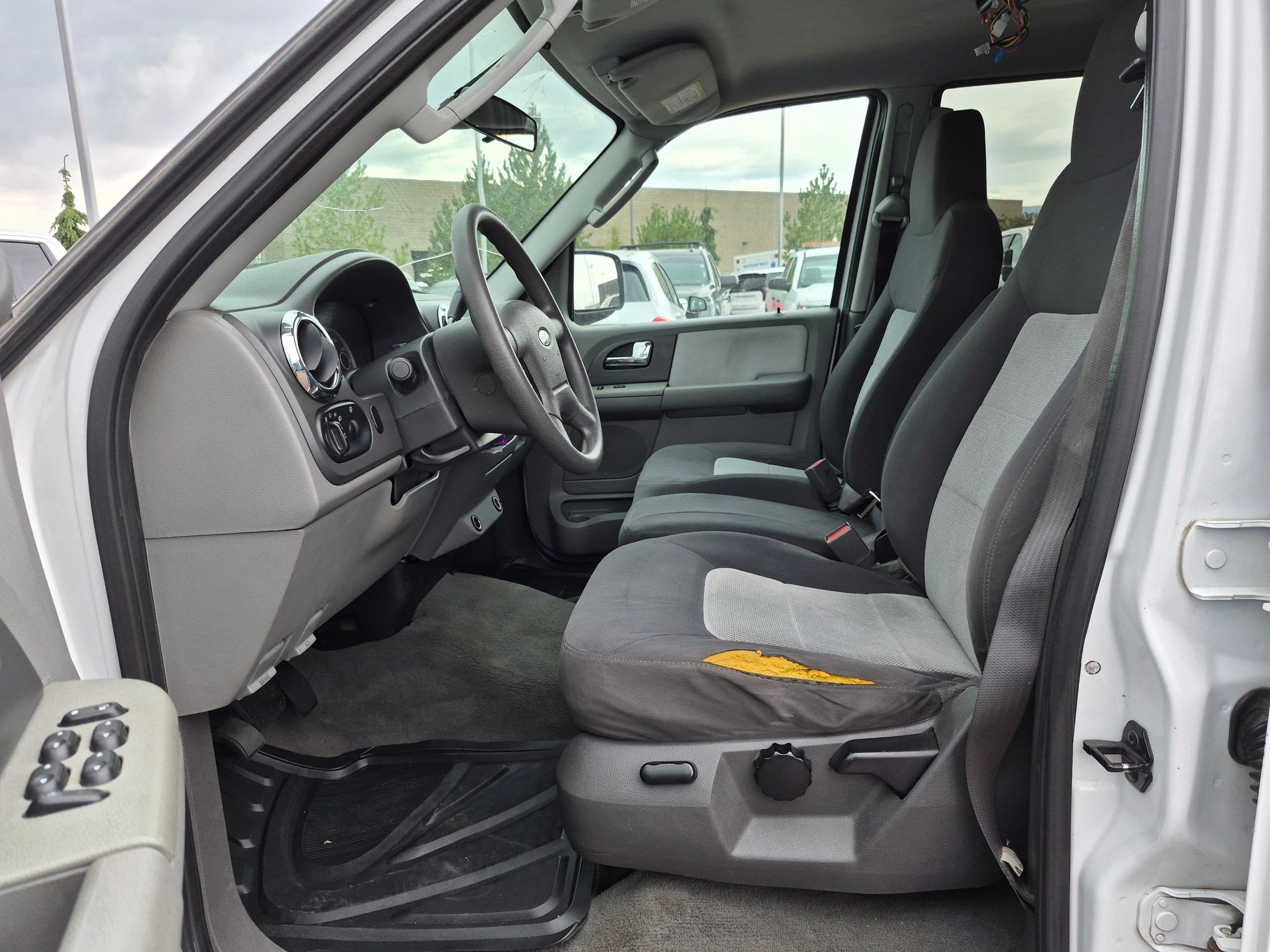 Used 2006 White Ford XLS image 15