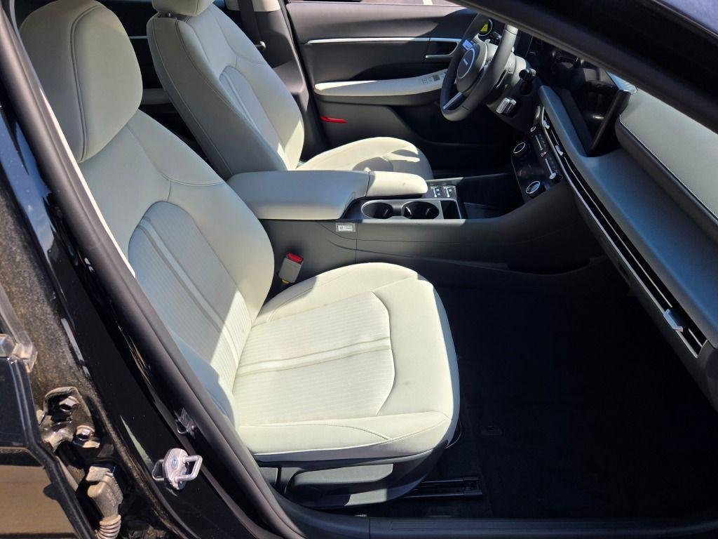 New 2026 Abyss Black Hyundai SEL Sport image 5