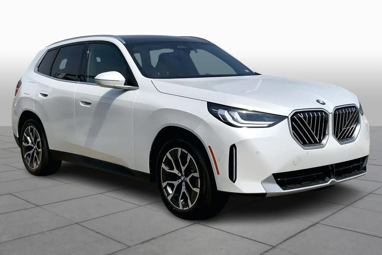 New 2026 Mineral White Metallic BMW 30 xDrive image 2