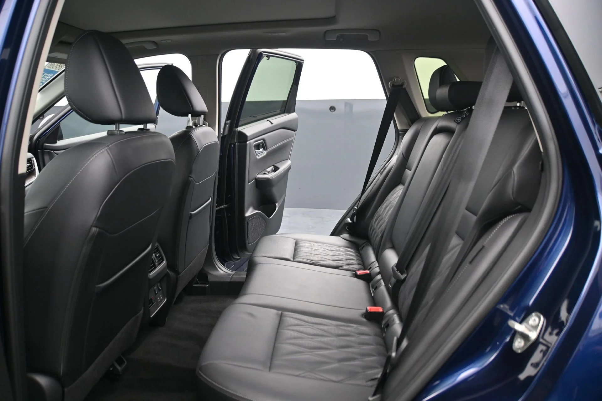 Used 2026 Deep Ocean Blue Pearl Nissan Platinum image 17