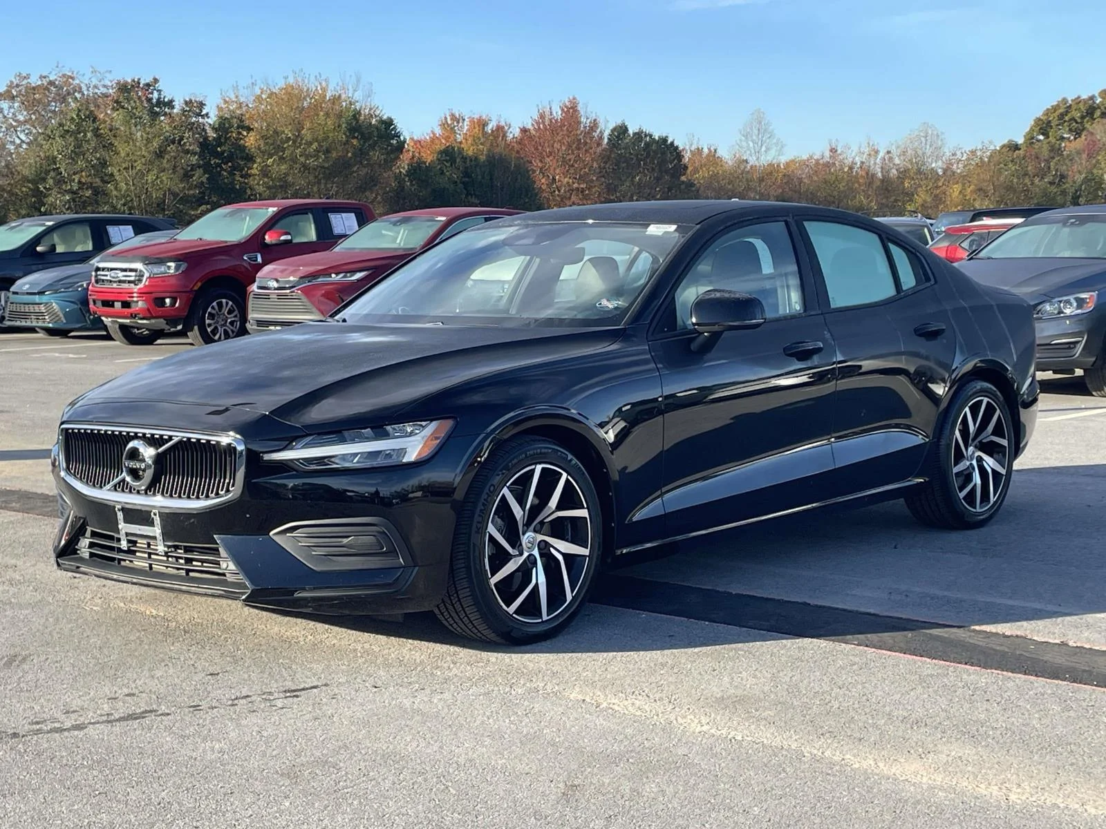 Used 2020 Black Stone Volvo Momentum image 23