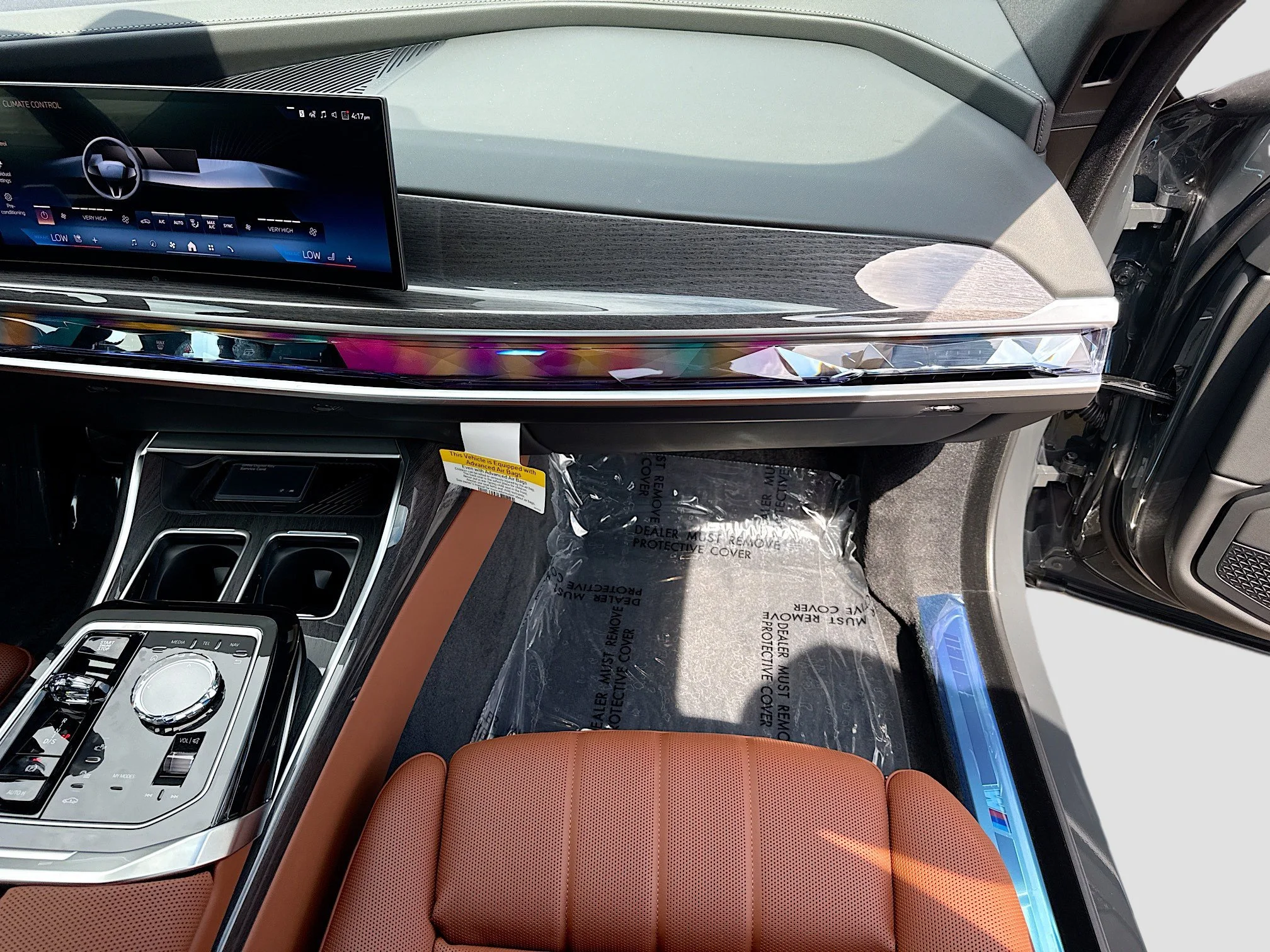 New 2026 Dravit Grey Metallic BMW 750e xDrive image 18