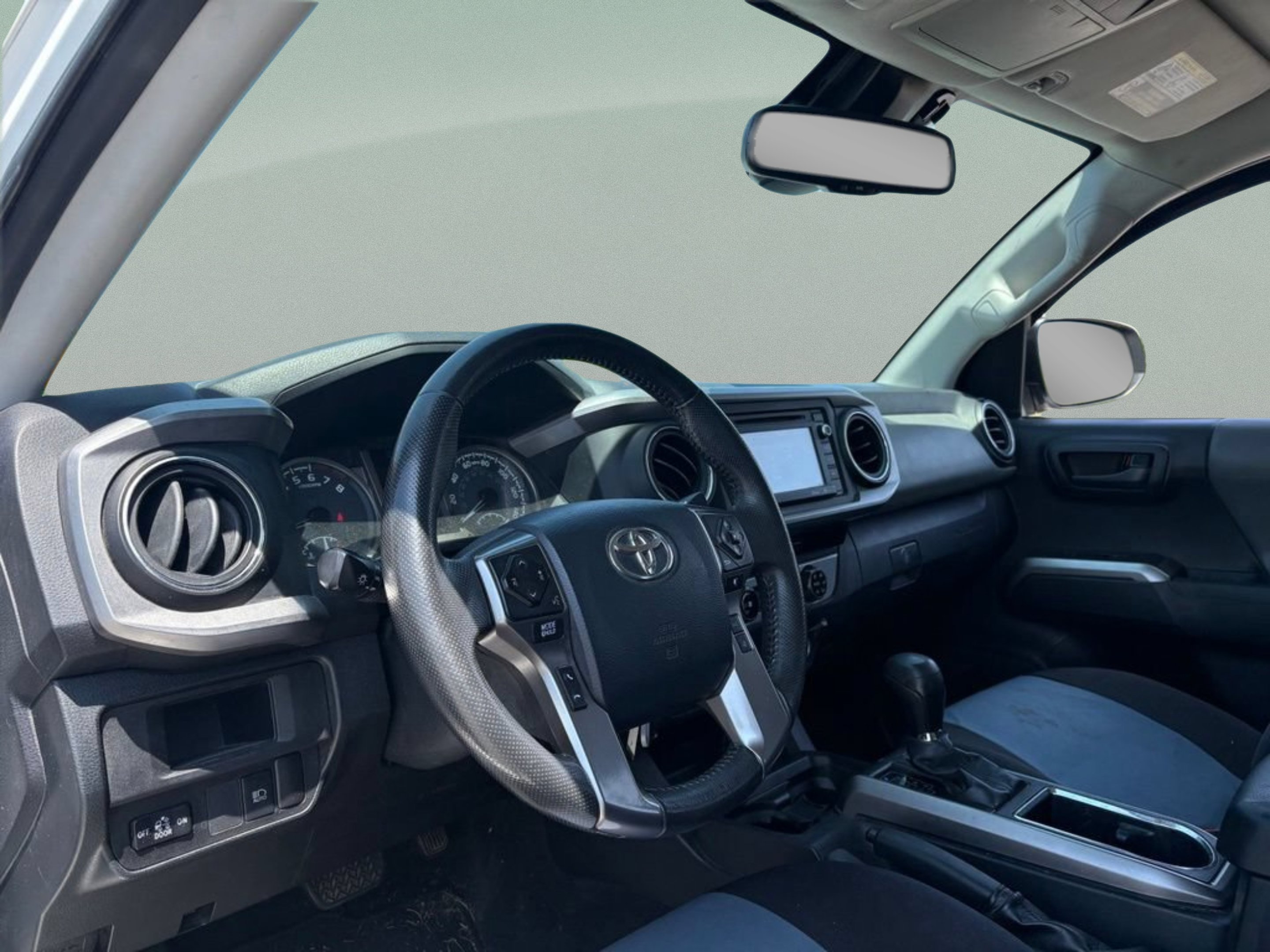 Used 2018 Super White Toyota SR5 image 19