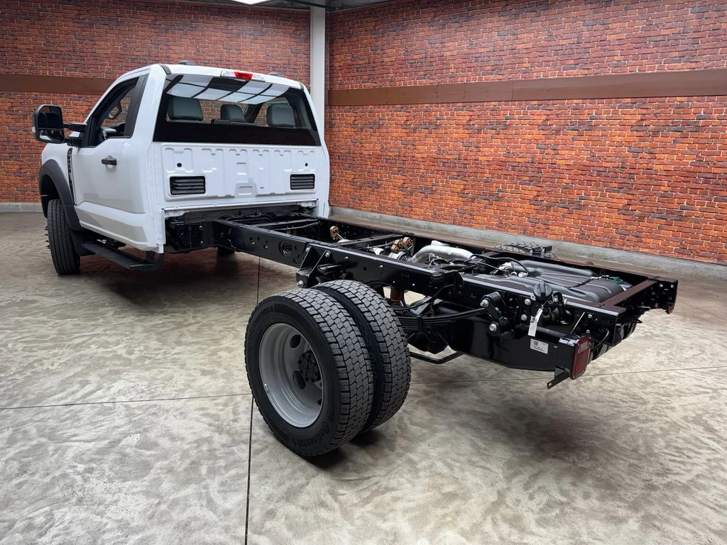 New 2026 Oxford White Ford F-450® XL image 3