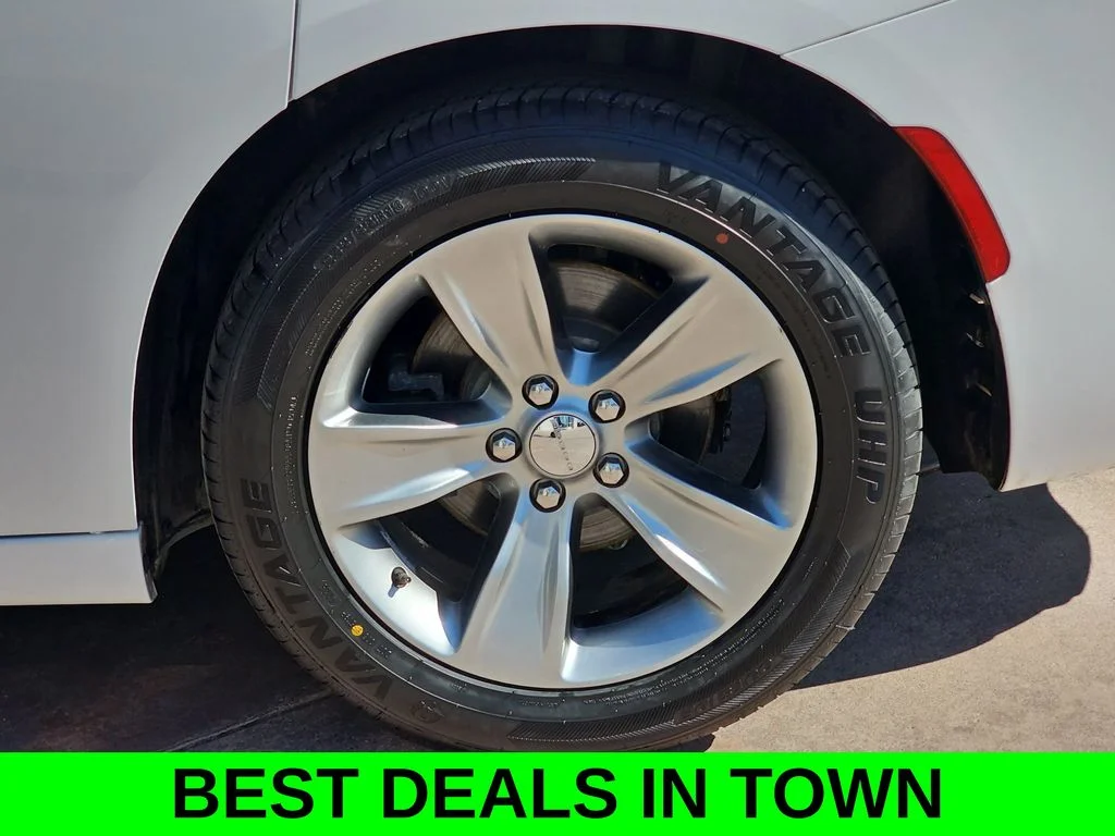 Used 2018 White Dodge SXT image 33