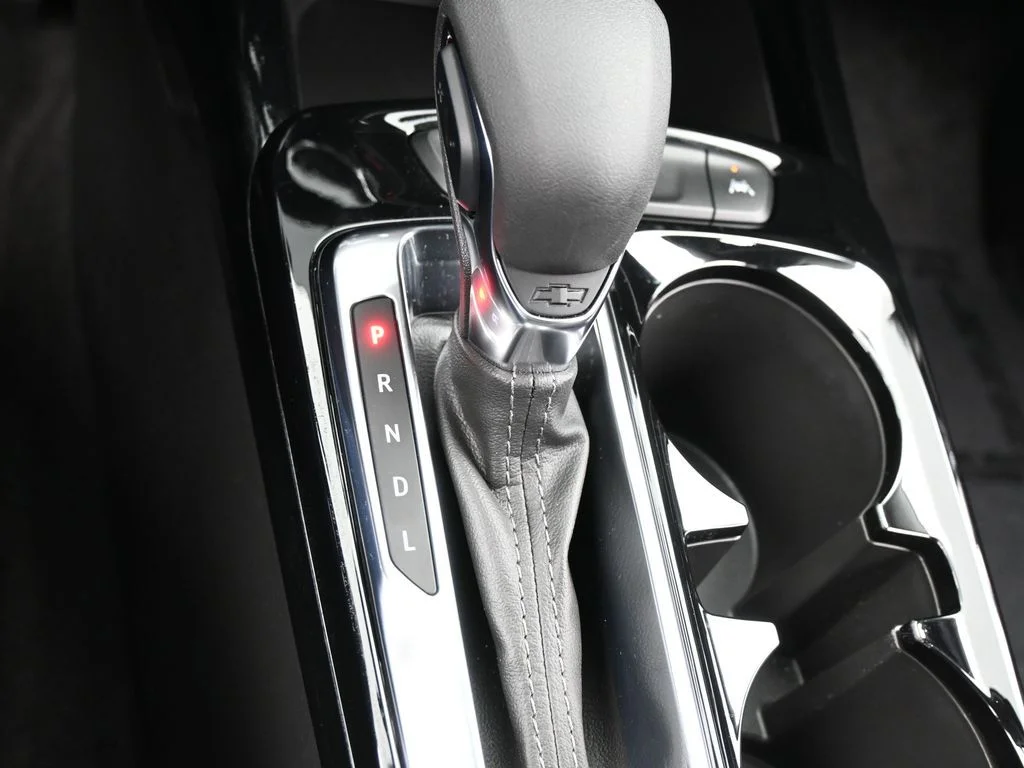 Used 2025 Summit White Chevrolet LT image 27