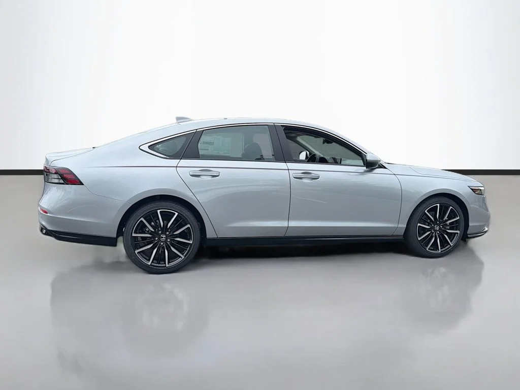 New 2026 Solar Silver Metallic Honda Touring image 5