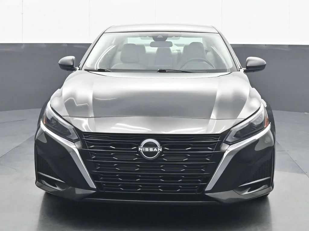 Used 2025 Black Nissan 2.5 SV image 1
