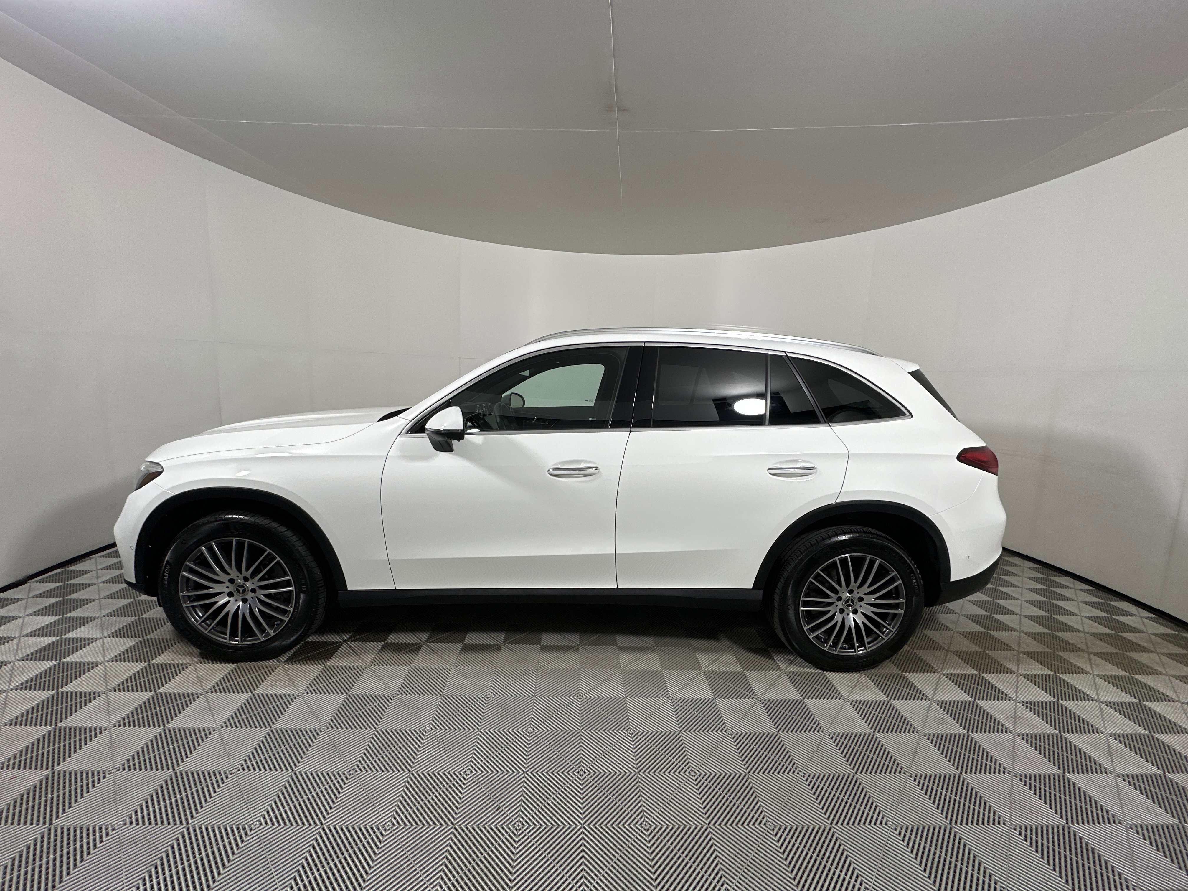 Used 2025 White Mercedes-Benz GLC 300 image 4