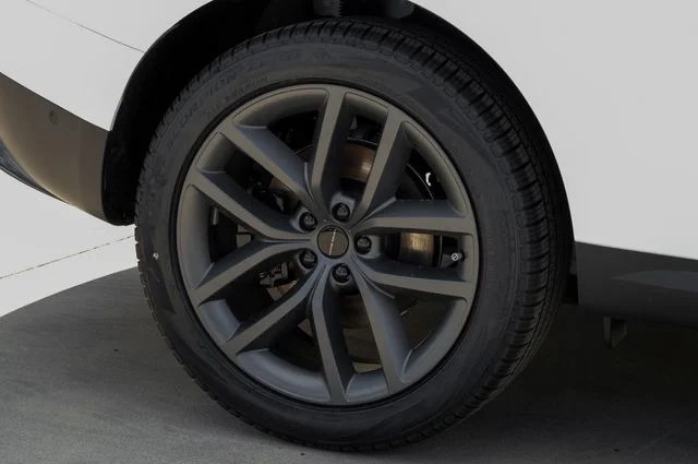 New 2026 Fuji White Land Rover SE image 66