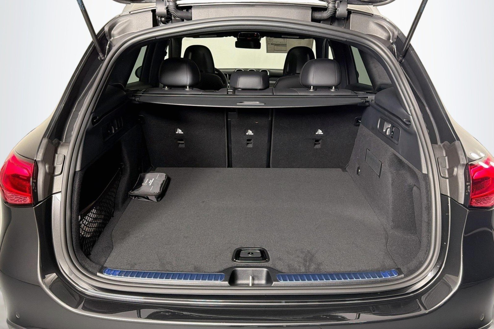 New 2027 Graphite Grey Metallic Mercedes-Benz GLC 300 SUV image 22