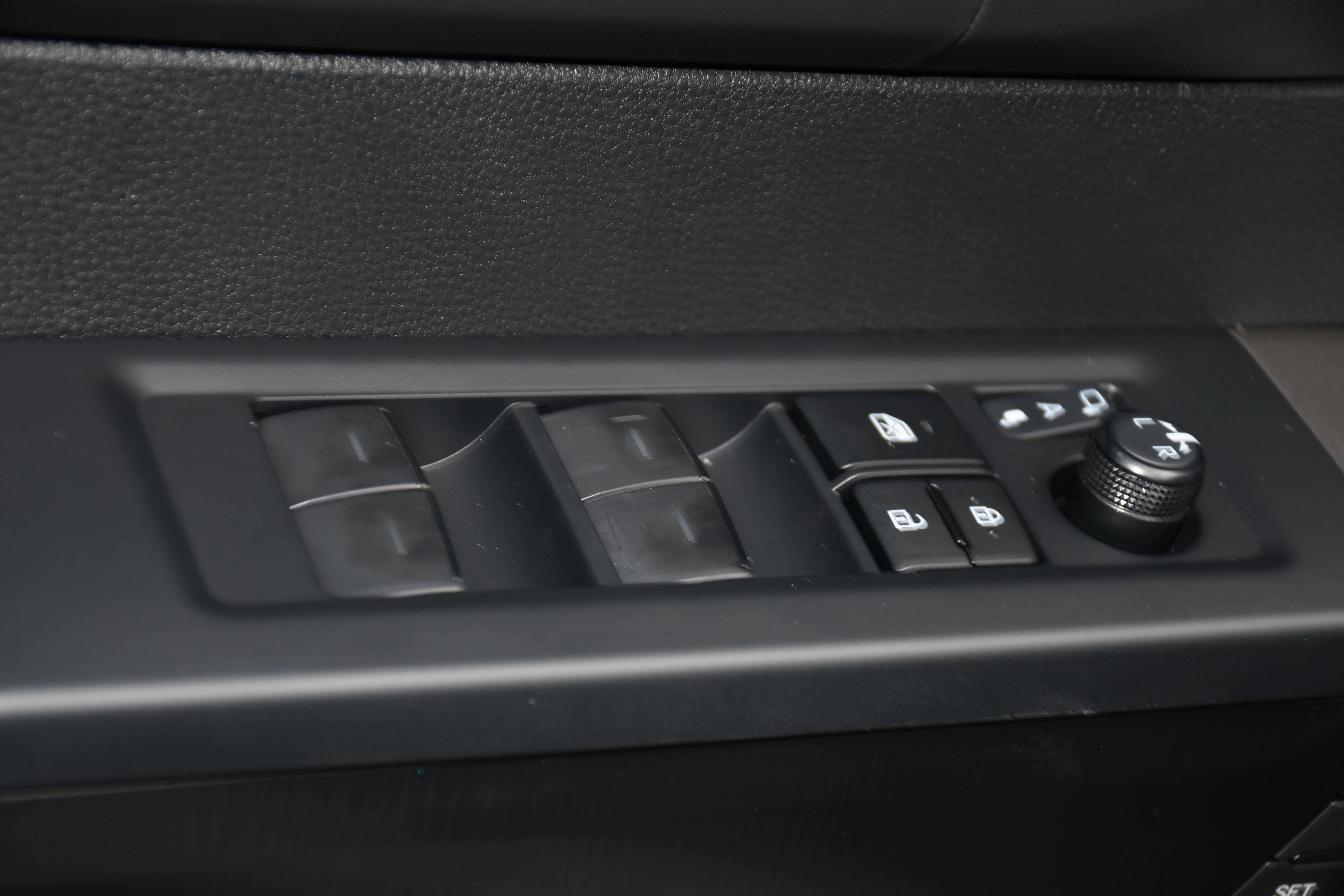 New 2026 Wind Chill Pearl Toyota Platinum image 6