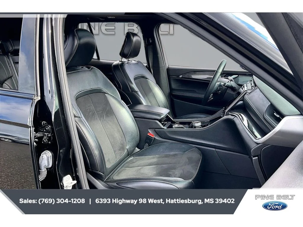 Used 2022 Diamond Black Crystal Pearlcoat Jeep Altitude image 8