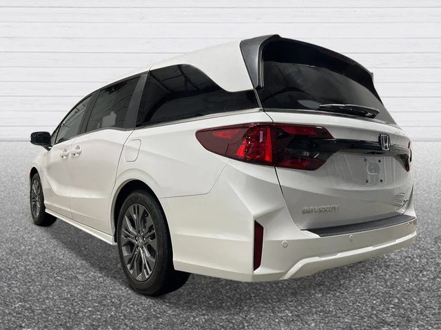 New 2027 Silver Honda Touring image 4