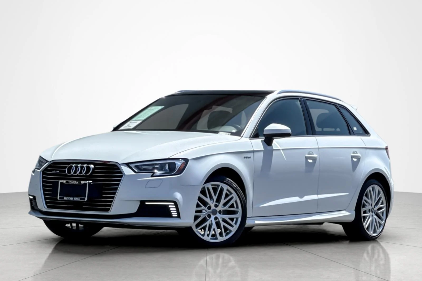 Used 2018 WHITE METALLIC Audi Premium image 1
