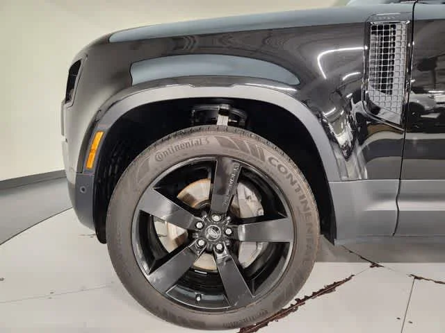 Used 2024 Santorini Black Metallic Land Rover S image 11