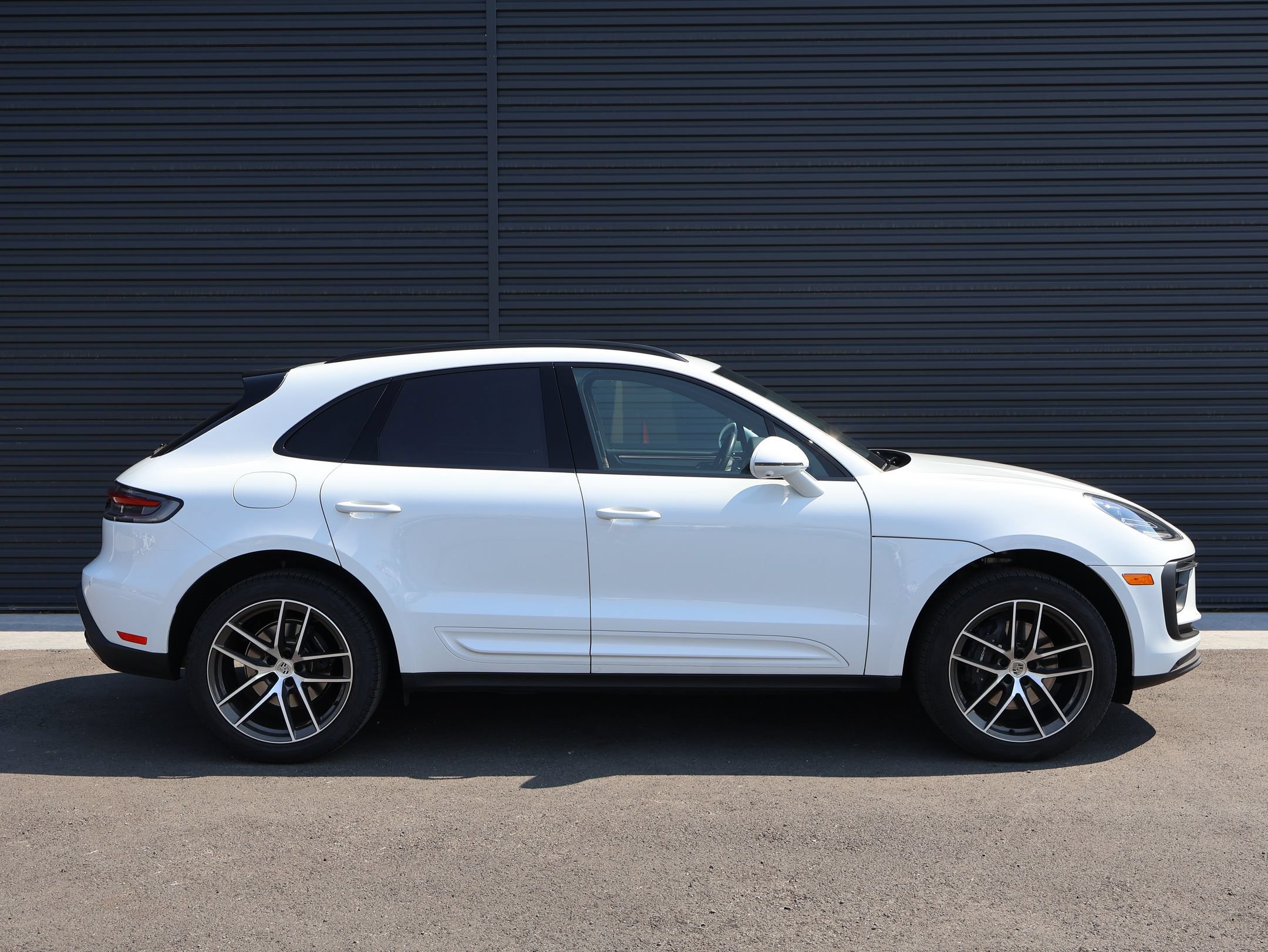 2026 Porsche Macan T - Photo 8