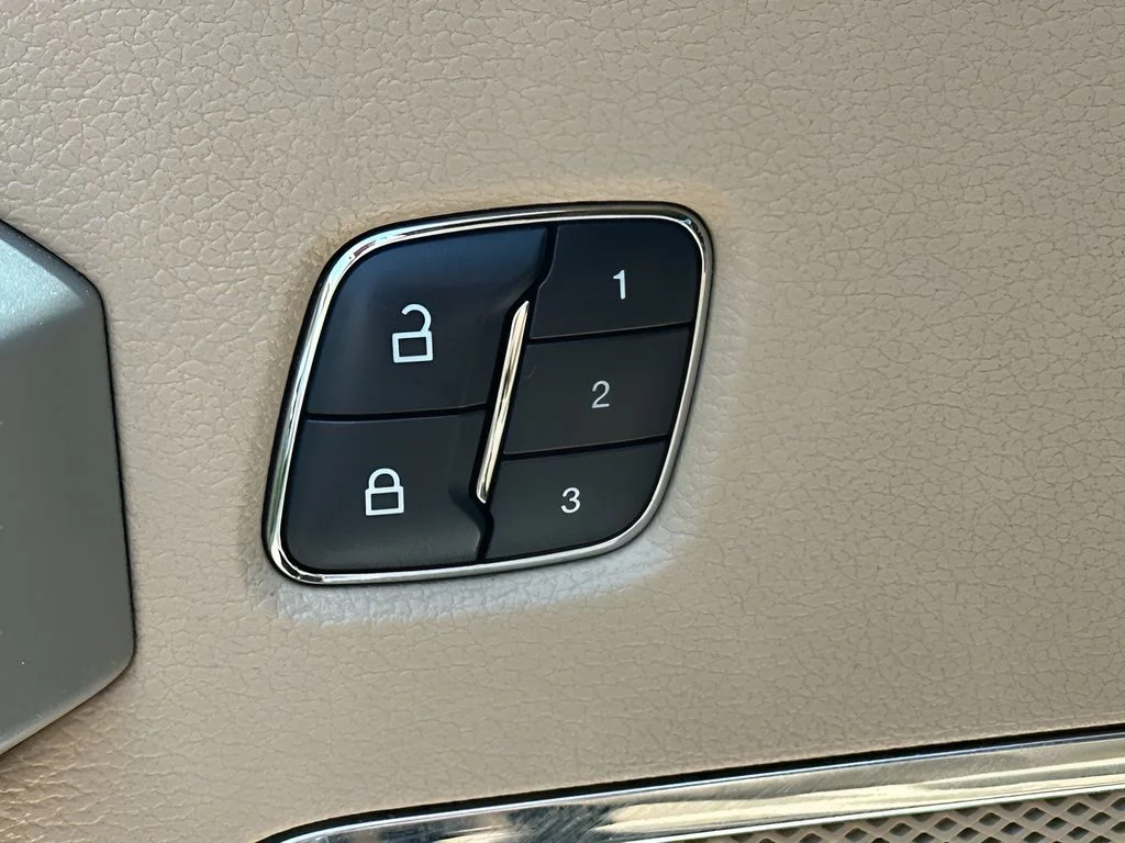 Used 2016 White Platinum Metallic Tri-Coat Ford Lariat image 38