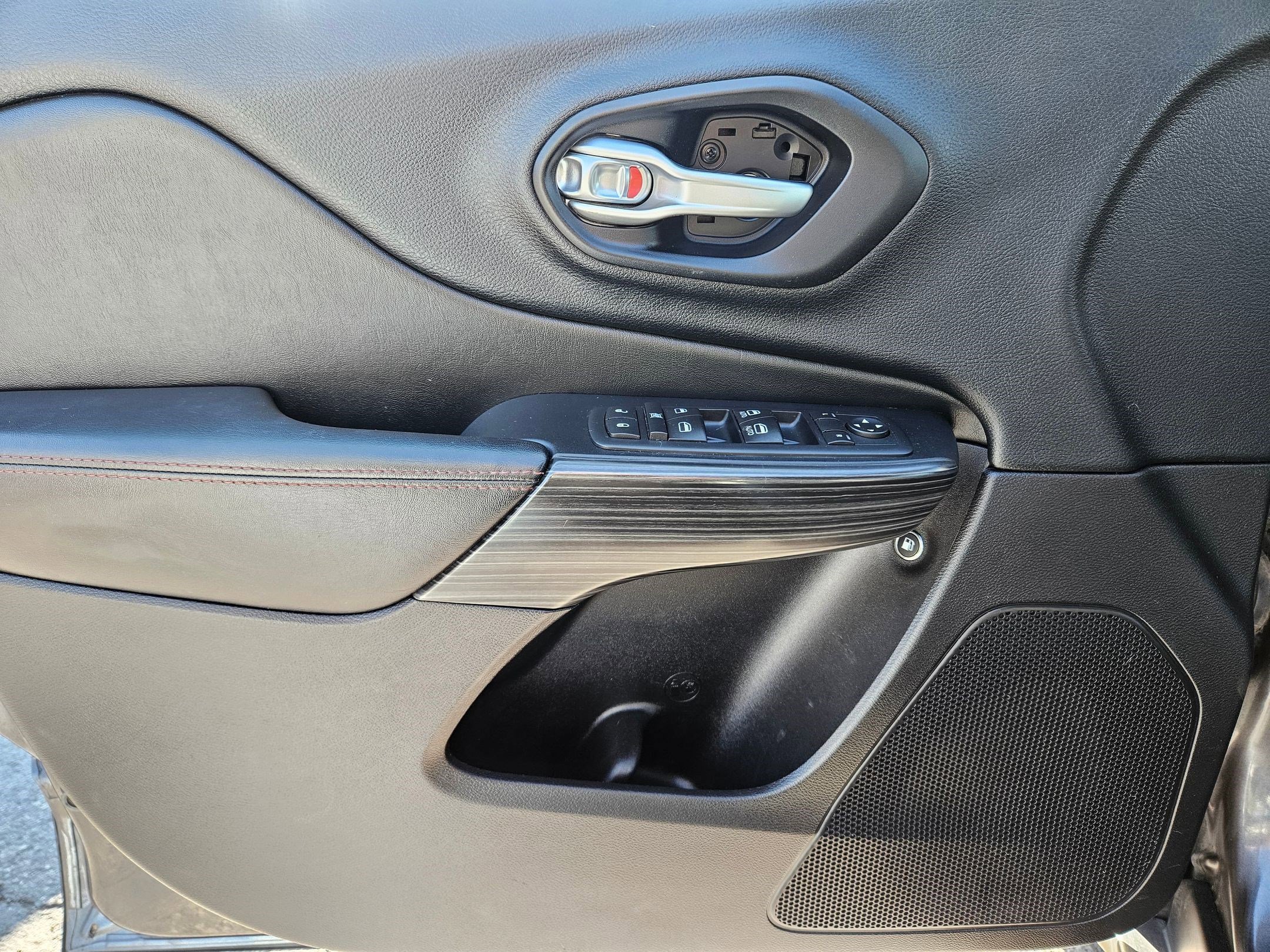 Used 2015 Granite Crystal Clearcoat Metallic Jeep Trailhawk image 12