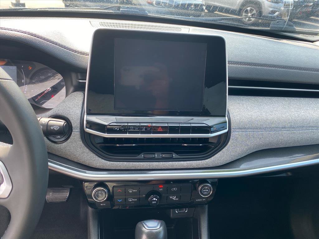 Used 2022 Diamond Black Crystal Pearlcoat Jeep Latitude image 12